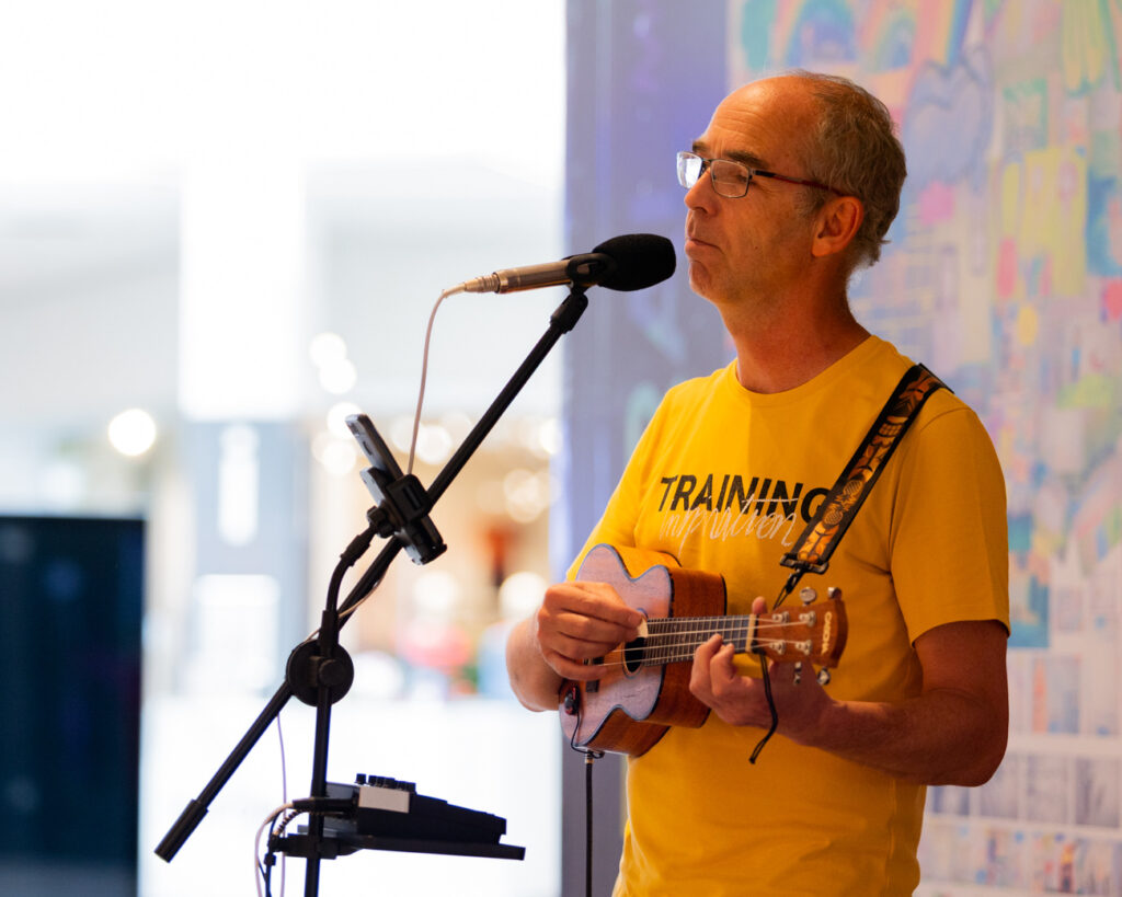 Busking v centru obchodního domu v Mostě